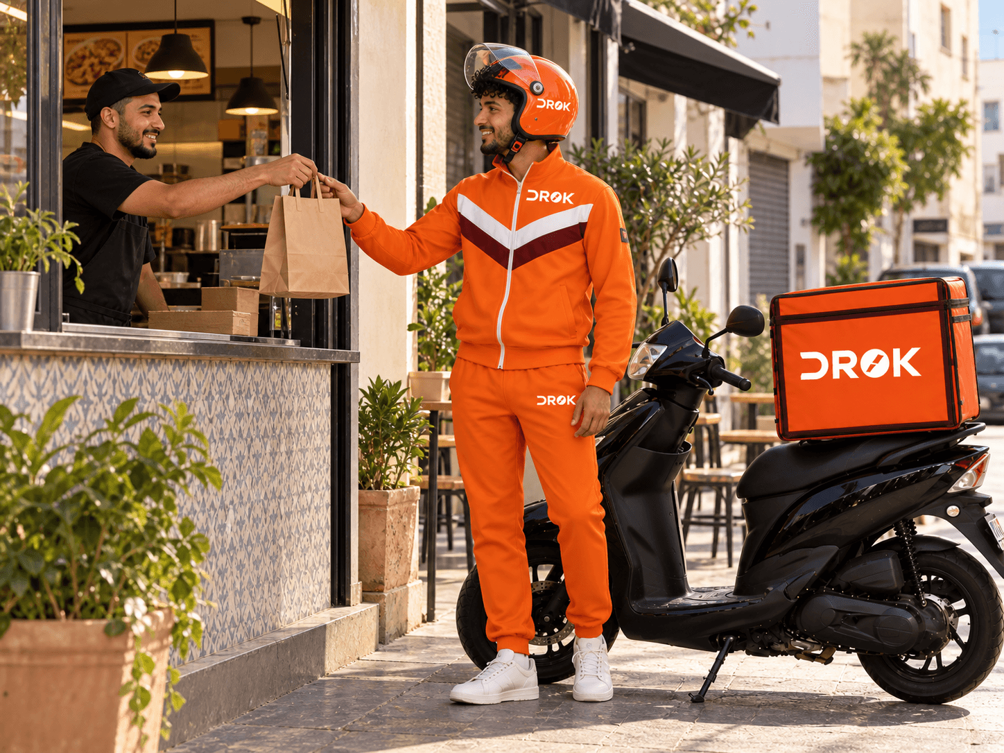 Un Batal DROK récupère une commande chez un partenaire